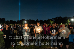 The Tribute in Light shines bright against the clear late summer evening sky on the 20th anniversary of the 9/11 terror attacks in Juniper Valley Park in Queens, NY, on Sept. 11, 2021. (Photo by Gabriele Holtermann for Queens Courier)