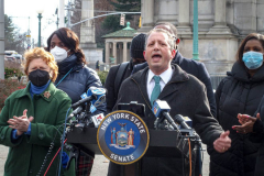 New York City Comptroller, Brad Lander speaks to the press and public.
New York City and New York state elected officials are advocating for the expansion of voting rights as the country observes the one-year anniversary of the attack on the U.S. Capitol. Brooklyn, NY, January 6, 2022. (C) Bianca Otero