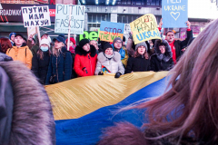 Hundreds of Ukrainians took to Times Square to protest the Russian invasion of the Ukraine and to welcome a protest car rally that started in Brooklyn, New York and ended in the Square.
Together they chanted “Stop Putin’s War” and “Protect Ukrainian Skies” amongst others.
Many fear the unknown and for the worst while attacks and mayhem riddle the Ukraine still. Midtown, Manhattan. Friday, February 25, 2022