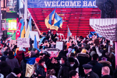 Hundreds of Ukrainians took to Times Square to protest the Russian invasion of the Ukraine and to welcome a protest car rally that started in Brooklyn, New York and ended in the Square.
Together they chanted “Stop Putin’s War” and “Protect Ukrainian Skies” amongst others.
Many fear the unknown and for the worst while attacks and mayhem riddle the Ukraine still. Midtown, Manhattan. Friday, February 25, 2022