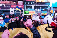 Hundreds of Ukrainians took to Times Square to protest the Russian invasion of the Ukraine and to welcome a protest car rally that started in Brooklyn, New York and ended in the Square.
Together they chanted “Stop Putin’s War” and “Protect Ukrainian Skies” amongst others.
Many fear the unknown and for the worst while attacks and mayhem riddle the Ukraine still. Midtown, Manhattan. Friday, February 25, 2022