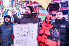 Hundreds of Ukrainians took to Times Square to protest the Russian invasion of the Ukraine and to welcome a protest car rally that started in Brooklyn, New York and ended in the Square.
Together they chanted “Stop Putin’s War” and “Protect Ukrainian Skies” amongst others.
Many fear the unknown and for the worst while attacks and mayhem riddle the Ukraine still. Midtown, Manhattan. Friday, February 25, 2022
