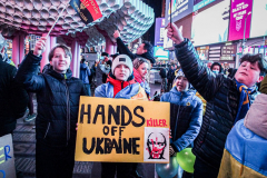 Hundreds of Ukrainians took to Times Square to protest the Russian invasion of the Ukraine and to welcome a protest car rally that started in Brooklyn, New York and ended in the Square.
Together they chanted “Stop Putin’s War” and “Protect Ukrainian Skies” amongst others.
Many fear the unknown and for the worst while attacks and mayhem riddle the Ukraine still. Midtown, Manhattan. Friday, February 25, 2022