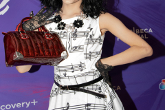 Vinny, Generation Drag, attends