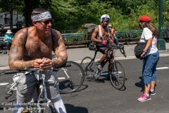 A byclist (middle) interrupts a meeting with Curtis Sliwa, founder of the Guardian Angels, as he talks to a group of Upper West Siders about the hotels turned homeless shelters in New York City on August 9, 2020. Residents have complained about an uptick in crime and drugs as well as the housing of sexual offenders in the neighborhood. (Photo by Gabriele Holtermann)