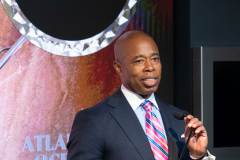 NYC & Company Kickoffs NYC Winter Outing with Mayor Eric Adams, Fred Dixon, Charlotte St. Martin, Anthony E. Malkin, Marlene Poynder, David Burke, Tren’ness Woods-Black, and Cast members from Aladdin and Chicago at the Empire State Building, 1/18/22.  NYC Mayor Eric Adams addresses the crowd.