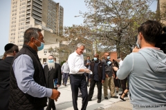 09-15-2020 - Mayor Bill de Blasio visits Coney Island to help prep Rosh Hashanah holiday food donation packages for seniors and has a meeting with locals and Rabbi Moshe Wiener  (exec. dir. or the local JCC) before the start of the Jewish New Year. Photo by Erica Price