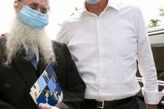09-15-2020 - Mayor Bill de Blasio visits Coney Island to help prep Rosh Hashanah holiday food donation packages for seniors and has a meeting with locals and Rabbi Moshe Wiener  (exec. dir. or the local JCC) before the start of the Jewish New Year. Photo by Erica Price