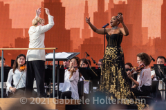 Accompanied by the NY Philharmonic, Jennifer Hudson vows the crowd with her performance of Nessun Dorm at the "We Love NYC Homecoming Concert." (Photo by Gabriele Holtermann)