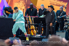 Hip Hop legends LL Cool J and Rev Run perform for the crowd attending the "We Love NYC Homecoming Concert" on the Great Lawn in Central Park.(Photo by Gabriele Holtermann)