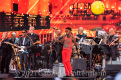 Earth, Wind & Fire play for the crowd attending the "We Love NYC Homecoming Concert" on the Great Lawn in Central Park. (Photo by Gabriele Holtermann)