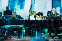 Legend Barry Manilow gets a few tunes in before a storm halted the "We Love NYC Homecoming Concert on the Great Lawn in Central Park. (Photo by Gabriele Holtermann)