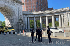 July 19, 2022. Homeless Sweep, NYC. Mayor Eric Adams administration’s push to clear the city of homeless encampments on the sidewalk. Sweep today entrance to the Manhattan Bridge. Photo by Yunghi Kim / Contact Press Images.