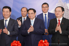 Prime Minister Pham Minh Chinh who is in New York for a week-long working trip to the US makes a stop at the FPT USA Corp office for the opening ribbon cutting ceremony at 295 Madison Avenue in New York, NY on Sunday May 15, 2022

Photography by Enid B. Alvarez