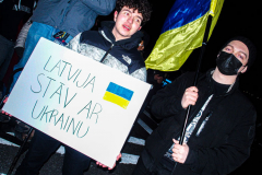 Several hundred came together to protest the Russian invasion of Ukraine in front of the Russian Consulate in the Upper East Side of Manhattan, Thursday, February 24, 2022. 
People from Ukraine or Ukrainian decent as well as Latvian, Estonian, Kazakh and even Russian came together to protest the invasion and support Ukraine and show solidarity. Students, professionals, and tourists endured the cold weather in a peaceful gathering. (C) Bianca Otero