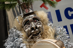 A Santa Con participant wears a silver mask in New York, NY, on Dec. 11, 2021. (Photo by Gabriele Holtermann/Sipa USA)