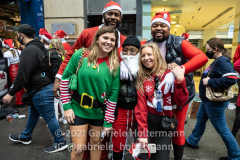 Santa Con NYC 2021 participants line up outside Yardhouse in New York, NY, on Dec. 11, 2021. (Photo by Gabriele Holtermann/Sipa USA)