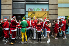 Santa Con NYC 2021 participants line up outside Yardhouse in New York, NY, on Dec. 11, 2021. (Photo by Gabriele Holtermann/Sipa USA)