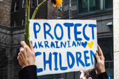 Stimulated by the recent bombings of Mariupol and the children killed and orphans left at risk,, Razom for Ukraine and Ukrainian Jersey City organized a peaceful protest in NYC and major cities in the US.
Starting in Midtown at the UNICEF offices to Fox News then ending in Times Square, the peaceful march of several hundred chanted “Save our Children” and “Putin is a Killer”. People from the local community as well as other neighboring countries came to protest and speak in the final part of the March. Manhattan, NY. March 18, 2022. (C) Bianca Otero