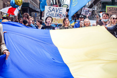 Stimulated by the recent bombings of Mariupol and the children killed and orphans left at risk,, Razom for Ukraine and Ukrainian Jersey City organized a peaceful protest in NYC and major cities in the US.
Starting in Midtown at the UNICEF offices to Fox News then ending in Times Square, the peaceful march of several hundred chanted “Save our Children” and “Putin is a Killer”. People from the local community as well as other neighboring countries came to protest and speak in the final part of the March. Manhattan, NY. March 18, 2022. (C) Bianca Otero