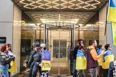 Stimulated by the recent bombings of Mariupol and the children killed and orphans left at risk,, Razom for Ukraine and Ukrainian Jersey City organized a peaceful protest in NYC and major cities in the US.
Starting in Midtown at the UNICEF offices to Fox News then ending in Times Square, the peaceful march of several hundred chanted “Save our Children” and “Putin is a Killer”. People from the local community as well as other neighboring countries came to protest and speak in the final part of the March. Manhattan, NY. March 18, 2022. (C) Bianca Otero