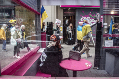 Stimulated by the recent bombings of Mariupol and the children killed and orphans left at risk,, Razom for Ukraine and Ukrainian Jersey City organized a peaceful protest in NYC and major cities in the US.
Starting in Midtown at the UNICEF offices to Fox News then ending in Times Square, the peaceful march of several hundred chanted “Save our Children” and “Putin is a Killer”. People from the local community as well as other neighboring countries came to protest and speak in the final part of the March. Manhattan, NY. March 18, 2022. (C) Bianca Otero