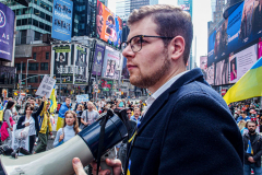 Stimulated by the recent bombings of Mariupol and the children killed and orphans left at risk,, Razom for Ukraine and Ukrainian Jersey City organized a peaceful protest in NYC and major cities in the US.
Starting in Midtown at the UNICEF offices to Fox News then ending in Times Square, the peaceful march of several hundred chanted “Save our Children” and “Putin is a Killer”. People from the local community as well as other neighboring countries came to protest and speak in the final part of the March. Manhattan, NY. March 18, 2022. (C) Bianca Otero