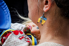 Stimulated by the recent bombings of Mariupol and the children killed and orphans left at risk,, Razom for Ukraine and Ukrainian Jersey City organized a peaceful protest in NYC and major cities in the US.
Starting in Midtown at the UNICEF offices to Fox News then ending in Times Square, the peaceful march of several hundred chanted “Save our Children” and “Putin is a Killer”. People from the local community as well as other neighboring countries came to protest and speak in the final part of the March. Manhattan, NY. March 18, 2022. (C) Bianca Otero