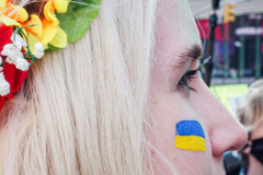 Stimulated by the recent bombings of Mariupol and the children killed and orphans left at risk,, Razom for Ukraine and Ukrainian Jersey City organized a peaceful protest in NYC and major cities in the US.
Starting in Midtown at the UNICEF offices to Fox News then ending in Times Square, the peaceful march of several hundred chanted “Save our Children” and “Putin is a Killer”. People from the local community as well as other neighboring countries came to protest and speak in the final part of the March. Manhattan, NY. March 18, 2022. (C) Bianca Otero