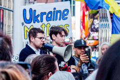 Stimulated by the recent bombings of Mariupol and the children killed and orphans left at risk,, Razom for Ukraine and Ukrainian Jersey City organized a peaceful protest in NYC and major cities in the US.
Starting in Midtown at the UNICEF offices to Fox News then ending in Times Square, the peaceful march of several hundred chanted “Save our Children” and “Putin is a Killer”. People from the local community as well as other neighboring countries came to protest and speak in the final part of the March. Manhattan, NY. March 18, 2022. (C) Bianca Otero