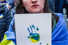 Stimulated by the recent bombings of Mariupol and the children killed and orphans left at risk,, Razom for Ukraine and Ukrainian Jersey City organized a peaceful protest in NYC and major cities in the US.
Starting in Midtown at the UNICEF offices to Fox News then ending in Times Square, the peaceful march of several hundred chanted “Save our Children” and “Putin is a Killer”. People from the local community as well as other neighboring countries came to protest and speak in the final part of the March. Manhattan, NY. March 18, 2022. (C) Bianca Otero