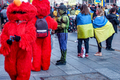 Stimulated by the recent bombings of Mariupol and the children killed and orphans left at risk,, Razom for Ukraine and Ukrainian Jersey City organized a peaceful protest in NYC and major cities in the US.
Starting in Midtown at the UNICEF offices to Fox News then ending in Times Square, the peaceful march of several hundred chanted “Save our Children” and “Putin is a Killer”. People from the local community as well as other neighboring countries came to protest and speak in the final part of the March. Manhattan, NY. March 18, 2022. (C) Bianca Otero