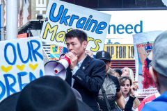Stimulated by the recent bombings of Mariupol and the children killed and orphans left at risk,, Razom for Ukraine and Ukrainian Jersey City organized a peaceful protest in NYC and major cities in the US.
Starting in Midtown at the UNICEF offices to Fox News then ending in Times Square, the peaceful march of several hundred chanted “Save our Children” and “Putin is a Killer”. People from the local community as well as other neighboring countries came to protest and speak in the final part of the March. Manhattan, NY. March 18, 2022. (C) Bianca Otero