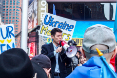 Stimulated by the recent bombings of Mariupol and the children killed and orphans left at risk,, Razom for Ukraine and Ukrainian Jersey City organized a peaceful protest in NYC and major cities in the US.
Starting in Midtown at the UNICEF offices to Fox News then ending in Times Square, the peaceful march of several hundred chanted “Save our Children” and “Putin is a Killer”. People from the local community as well as other neighboring countries came to protest and speak in the final part of the March. Manhattan, NY. March 18, 2022. (C) Bianca Otero
