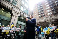 Stimulated by the recent bombings of Mariupol and the children killed and orphans left at risk,, Razom for Ukraine and Ukrainian Jersey City organized a peaceful protest in NYC and major cities in the US.
Starting in Midtown at the UNICEF offices to Fox News then ending in Times Square, the peaceful march of several hundred chanted “Save our Children” and “Putin is a Killer”. People from the local community as well as other neighboring countries came to protest and speak in the final part of the March. Manhattan, NY. March 18, 2022. (C) Bianca Otero
