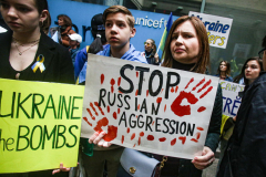 Stimulated by the recent bombings of Mariupol and the children killed and orphans left at risk,, Razom for Ukraine and Ukrainian Jersey City organized a peaceful protest in NYC and major cities in the US.
Starting in Midtown at the UNICEF offices to Fox News then ending in Times Square, the peaceful march of several hundred chanted “Save our Children” and “Putin is a Killer”. People from the local community as well as other neighboring countries came to protest and speak in the final part of the March. Manhattan, NY. March 18, 2022. (C) Bianca Otero