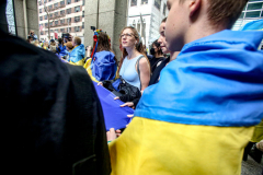 Stimulated by the recent bombings of Mariupol and the children killed and orphans left at risk,, Razom for Ukraine and Ukrainian Jersey City organized a peaceful protest in NYC and major cities in the US.
Starting in Midtown at the UNICEF offices to Fox News then ending in Times Square, the peaceful march of several hundred chanted “Save our Children” and “Putin is a Killer”. People from the local community as well as other neighboring countries came to protest and speak in the final part of the March. Manhattan, NY. March 18, 2022. (C) Bianca Otero