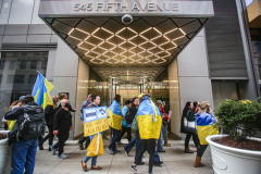 Stimulated by the recent bombings of Mariupol and the children killed and orphans left at risk,, Razom for Ukraine and Ukrainian Jersey City organized a peaceful protest in NYC and major cities in the US.
Starting in Midtown at the UNICEF offices to Fox News then ending in Times Square, the peaceful march of several hundred chanted “Save our Children” and “Putin is a Killer”. People from the local community as well as other neighboring countries came to protest and speak in the final part of the March. Manhattan, NY. March 18, 2022. (C) Bianca Otero
