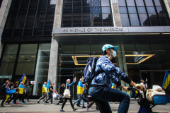 Stimulated by the recent bombings of Mariupol and the children killed and orphans left at risk,, Razom for Ukraine and Ukrainian Jersey City organized a peaceful protest in NYC and major cities in the US.
Starting in Midtown at the UNICEF offices to Fox News then ending in Times Square, the peaceful march of several hundred chanted “Save our Children” and “Putin is a Killer”. People from the local community as well as other neighboring countries came to protest and speak in the final part of the March. Manhattan, NY. March 18, 2022. (C) Bianca Otero