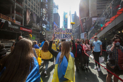 Stimulated by the recent bombings of Mariupol and the children killed and orphans left at risk,, Razom for Ukraine and Ukrainian Jersey City organized a peaceful protest in NYC and major cities in the US.
Starting in Midtown at the UNICEF offices to Fox News then ending in Times Square, the peaceful march of several hundred chanted “Save our Children” and “Putin is a Killer”. People from the local community as well as other neighboring countries came to protest and speak in the final part of the March. Manhattan, NY. March 18, 2022. (C) Bianca Otero