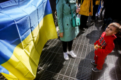 Stimulated by the recent bombings of Mariupol and the children killed and orphans left at risk,, Razom for Ukraine and Ukrainian Jersey City organized a peaceful protest in NYC and major cities in the US.
Starting in Midtown at the UNICEF offices to Fox News then ending in Times Square, the peaceful march of several hundred chanted “Save our Children” and “Putin is a Killer”. People from the local community as well as other neighboring countries came to protest and speak in the final part of the March. Manhattan, NY. March 18, 2022. (C) Bianca Otero