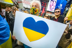 Stimulated by the recent bombings of Mariupol and the children killed and orphans left at risk,, Razom for Ukraine and Ukrainian Jersey City organized a peaceful protest in NYC and major cities in the US.
Starting in Midtown at the UNICEF offices to Fox News then ending in Times Square, the peaceful march of several hundred chanted “Save our Children” and “Putin is a Killer”. People from the local community as well as other neighboring countries came to protest and speak in the final part of the March. Manhattan, NY. March 18, 2022. (C) Bianca Otero