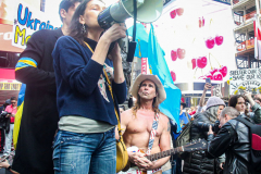 Stimulated by the recent bombings of Mariupol and the children killed and orphans left at risk,, Razom for Ukraine and Ukrainian Jersey City organized a peaceful protest in NYC and major cities in the US.
Starting in Midtown at the UNICEF offices to Fox News then ending in Times Square, the peaceful march of several hundred chanted “Save our Children” and “Putin is a Killer”. People from the local community as well as other neighboring countries came to protest and speak in the final part of the March. Manhattan, NY. March 18, 2022. (C) Bianca Otero