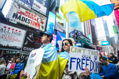 Stimulated by the recent bombings of Mariupol and the children killed and orphans left at risk,, Razom for Ukraine and Ukrainian Jersey City organized a peaceful protest in NYC and major cities in the US.
Starting in Midtown at the UNICEF offices to Fox News then ending in Times Square, the peaceful march of several hundred chanted “Save our Children” and “Putin is a Killer”. People from the local community as well as other neighboring countries came to protest and speak in the final part of the March. Manhattan, NY. March 18, 2022. (C) Bianca Otero