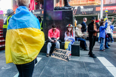 Stimulated by the recent bombings of Mariupol and the children killed and orphans left at risk,, Razom for Ukraine and Ukrainian Jersey City organized a peaceful protest in NYC and major cities in the US.
Starting in Midtown at the UNICEF offices to Fox News then ending in Times Square, the peaceful march of several hundred chanted “Save our Children” and “Putin is a Killer”. People from the local community as well as other neighboring countries came to protest and speak in the final part of the March. Manhattan, NY. March 18, 2022. (C) Bianca Otero