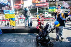 Stimulated by the recent bombings of Mariupol and the children killed and orphans left at risk,, Razom for Ukraine and Ukrainian Jersey City organized a peaceful protest in NYC and major cities in the US.
Starting in Midtown at the UNICEF offices to Fox News then ending in Times Square, the peaceful march of several hundred chanted “Save our Children” and “Putin is a Killer”. People from the local community as well as other neighboring countries came to protest and speak in the final part of the March. Manhattan, NY. March 18, 2022. (C) Bianca Otero
