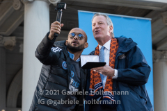 Mayor Bill de Blasio hands the key to the city to NYCFC players at NYCFC 2021 MLS Cup Championship celebration at City Hall in New York, New York, on Dec. 14,  2021. (Photo by Gabriele Holtermann/Sipa USA)