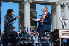Mayor Bill de Blasio hands the key to the city to NYCFC players at NYCFC 2021 MLS Cup Championship celebration at City Hall in New York, New York, on Dec. 14,  2021. (Photo by Gabriele Holtermann/Sipa USA)