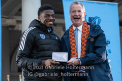 Mayor Bill de Blasio hands the key to the city to NYCFC players at NYCFC 2021 MLS Cup Championship celebration at City Hall in New York, New York, on Dec. 14,  2021. (Photo by Gabriele Holtermann/Sipa USA)