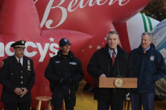 11.24.21 Mayor Bill De Blasio, NYPD COMMISSIONER Dermot Shea,Macy’s CEO Jeff Gennette hold press conference at the staging area for the 2021 Macy’s Thanksgiving Day parade.
(C) Steve Sands/ New York Newswire